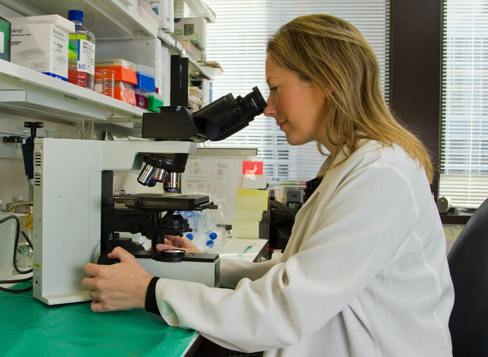 persona in laboratorio al microscopio