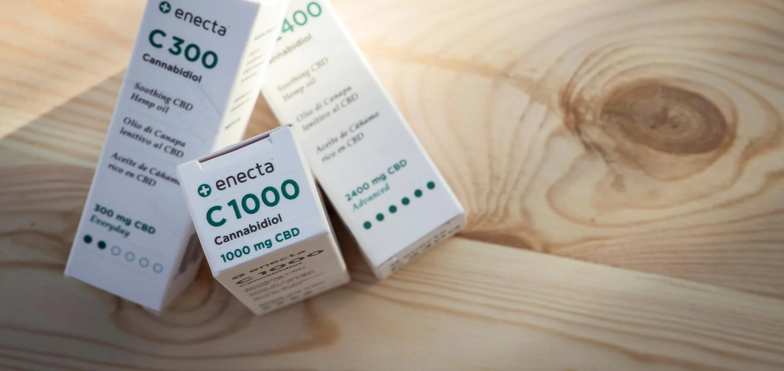 prodotti cannabidiol su un tavolo di legno