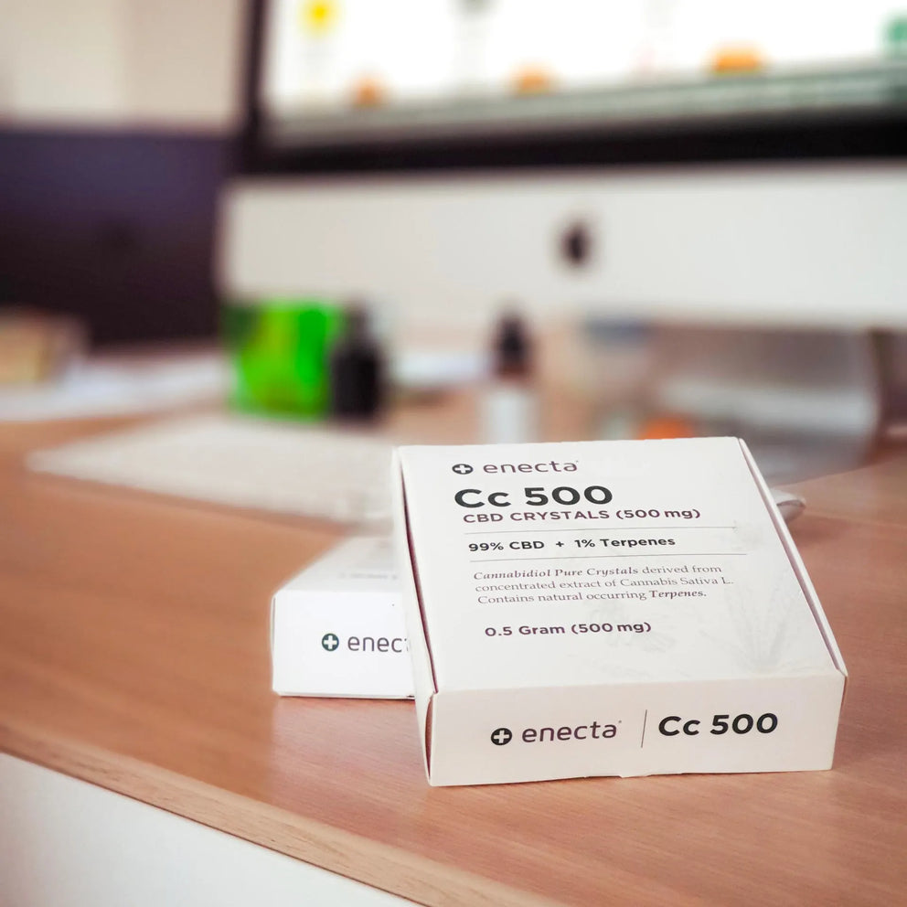 enecta cristalli pacchetto sulla scrivania 